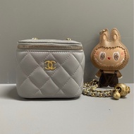 【97新 ✨ 全網最低價！】香奈兒/Chanel 灰色羊皮 金球 小盒子mini 化妝包（下單前先詢問庫存❗️）