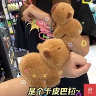 🍓[PBS]↠抖音同款卡皮巴拉噜抱手腕水豚丑萌玩偶卡皮巴拉公仔毛绒玩具