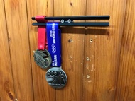 ＊洗鍊設計＊風格音叉型掛勾，萬用架可自由吊掛小物，封格掛鈎，也可以作為獎牌架、獎牌懸掛架