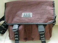 (Ma Ma Mi Ya) 特價商品 ELLE 側( 肩)背包/咖啡色 時尚/休閒的典型代表作 帶子長度可變化成斜背包