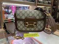 （法國代購）GUCCI 1955 mini 迷你咖啡色皮革邊 PVC 馬銜金釦釦式翻蓋肩背包斜背包馬鞍包 658574