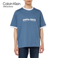 CALVIN KLEIN เสื้อยืดคอกลมแขนสั้นผู้ชาย Logo Graphic Ringer ทรง Relaxed รุ่น 4RC244G RNZ - สีฟ้า
