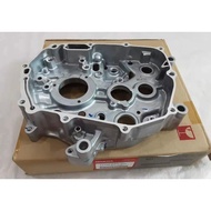HONDA WAVE125/FUTURE125 ENGINE CRANKCASE RH OE /CRANKCASE COVER CENTRE RH ORIGINAL HONDA/FUTURE CRAN