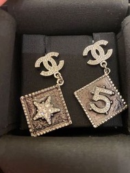 Chanel 22c 22a 22b 22k Earrings 銀色鑽石方形垂掛耳環
