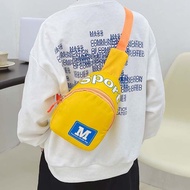 XEANG ตัวอักษร M กระเป๋าคาดอกเด็ก สไตล์เกาหลีแบบ ไนลอนทำจากไนลอน กระเป๋า Crossbody สำหรับเด็ก แฟชั่นสำหรับผู้หญิง กระเป๋ากีฬาสำหรับเด็ก กระเป๋าสะพายเดินทางกลางแจ้ง เด็กชาย/เด็กหญิง