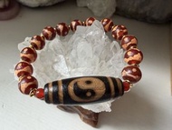 西藏雕刻八卦古天珠。紅肉三眼天珠手鍊