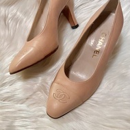 古董香奈兒 (Chanel) 裸粉色羔羊皮尖頭高跟鞋，綴飾 CC 品牌標誌，尺寸 36 1/2 / 36.5