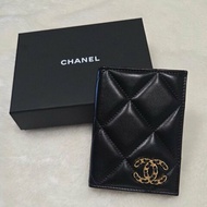 平台最便宜～ Chanel香奈兒19系列黑金皮穿鍊雙C logo護照夾(套)/ 證件夾/ 卡夾/ 卡包
