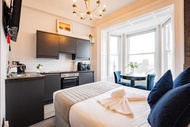 Superb Marina Hideaway- With kitchen and Wi-Fi