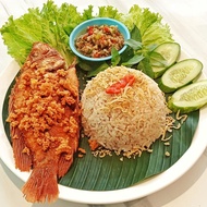 Nasi Liwet Nila Goreng Kremes, sambal 2 macam (terasi & matah), lalapan.