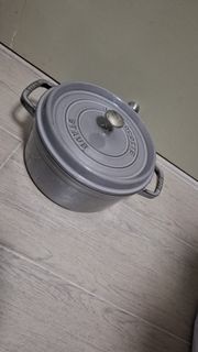 LA COCOTTE STAUB 24cm,珐瑯鑄鐵鍋24cm,$380不議價。