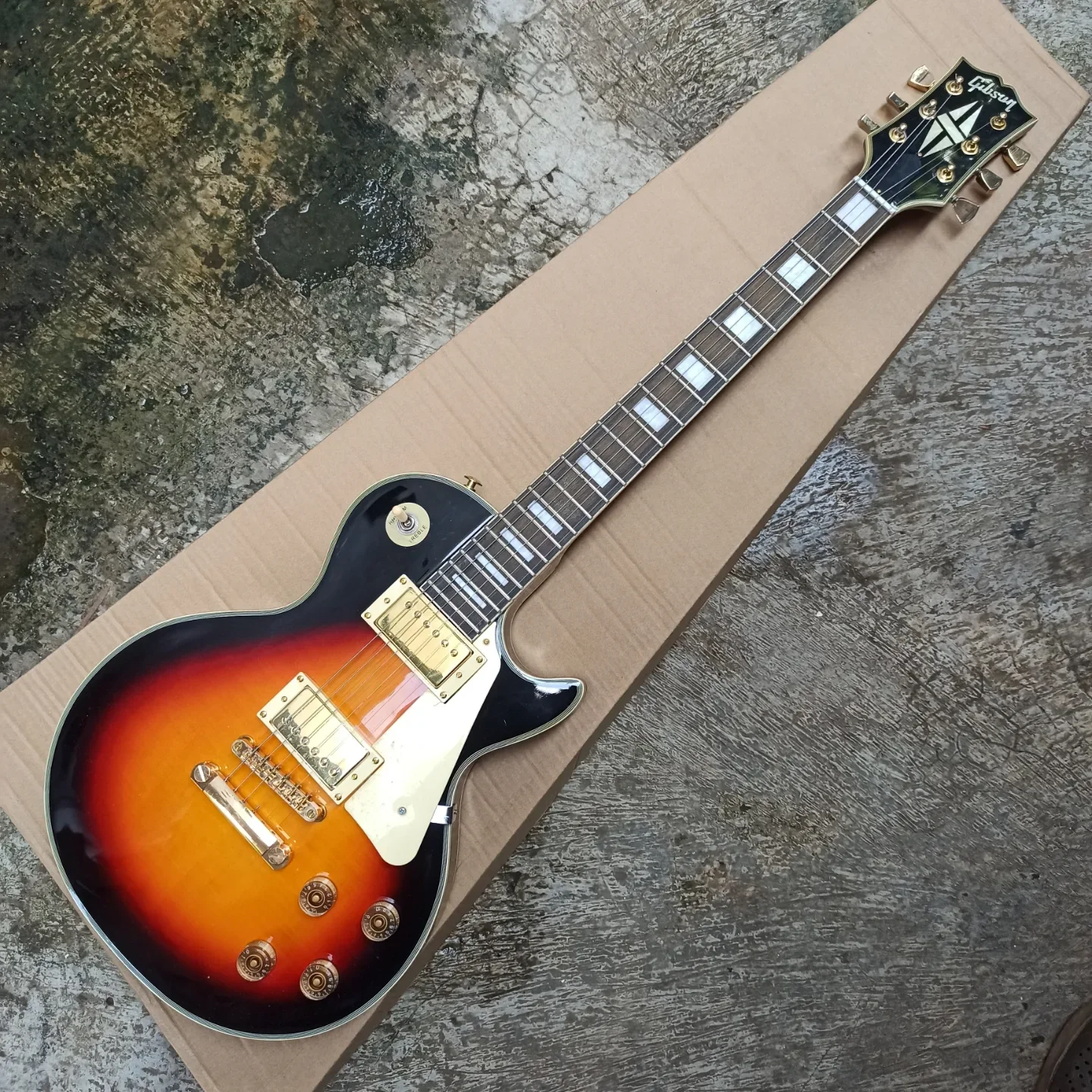 Gitar elektrik GIBSON LES PAUL CUSTOM China warna Vintage Sunbrust rock metal jazz punk dangdut