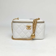 CHANEL 23P長盒子化妝包白色荔枝牛皮金扣愛心金球肩帶肩背包