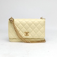 CHANEL 23SCFWOC19cm黃色羊皮晶片開金扣山茶花調節扣肩帶肩背包