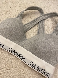 Calvin Klein 交叉款運動內衣