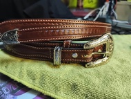 เข็มขัดหนังวัวออสเตเรียเกรดเอดุนลายคาวบอย2ชันโดยช่างฝีมือดีจากฟรามวัวใส่หัวอลูมีเนียมอ้ลลอยชุดเรดA++