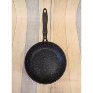Yoshikawa 20cm Marble Flat Fry Pan Induction SkyBINTANG