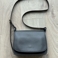 Longchamp LE FOULONNÉ 馬鞍斜背包，已停產的中號尺寸，黑色