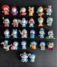 原裝 BANDAI 叮噹 多啦A夢 DORAEMON 電影造型食玩公仔，超過20年前出品一共26款，類似圖10所列印之款式，但分別在於我呢26隻是鎖匙扣(已拆掉抽起)，質素非常理想超過九成新，冇外盒冇