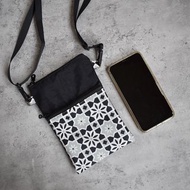 旅行防水斜背手機袋_花磚黑