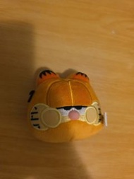 加菲貓 (Garfield) 為造型的毛絨公仔吊飾。7-Eleven (香港)限定商品