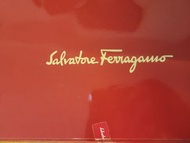Ferragamo 絲質圍巾。