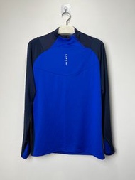 迪卡儂 KIPSTA 寶藍色 足球 運動訓練衣 【尺寸】：L號 肩寬：無肩線、胸寬：52、袖長：領口到袖口80、長(不含帽領)：74、單位公分 【新舊】：90%