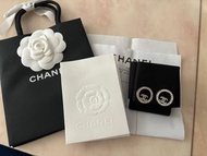 Chanel 經典圓形閃石CC 耳環