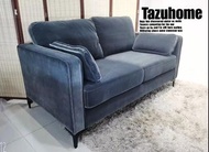 出口韓國設計設設計法式復水古型格超舒適沙發. 選用進口科技絲絨,坐感舒適,容易打埋. 超薄扶手設計,增大了座位長度同空間感. 全實木框架,高密度高回彈海綿,坐感更覺舒適. 有兩座位同三座位選擇. 兩座