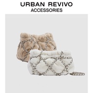 URBAN REVIVO  ผ้าพลัฌ กระเป๋าสะพายข้างห้อยโซ่ขนาดเล็กน้ำหนักเบา