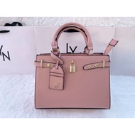 กระเป๋าสะพายข้าง LYN รุ่นใหม่ 2025  ขนาด 27X20X10 CM  (10 นิ้ว) ใช้งานถือเเละสะพาย มีป้ายหนังห้อย เเ