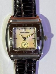 Tommy Bahama 女裝全鋼酒桶形淺黃色 MOP 貝殼錶面瑞士機芯深啡色皮帶手錶