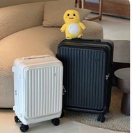新款側開20吋行李箱,有多種功能，包括可擴展容量、靜音剎車輪和YKK防爆拉鍊。它具有調節的全鋁合金拉桿，方便攜帶。內部設計有乾濕分離區和透氣網格，方便收納。此外，它還配備了嵌入式設計密碼鎖，確保安全。