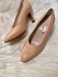 古董香奈兒 (Chanel) 裸粉色羔羊皮尖頭高跟鞋，綴飾 CC 品牌標誌，尺寸 36 1/2 / 36.5