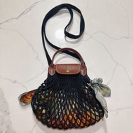 Longchamp Le Pliage Filet XS 網狀斜背包採用經典的黑色棉質漁網編織
