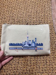 國泰航空  cathay pacific premium economy  Shanghai Pouch 全新 flying kit 飛行包化妝 包內含眼罩耳塞 牙膏牙刷