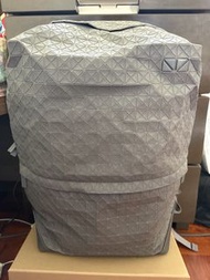 ISSEY MIYAKE 三宅一生 BAOBAO  灰壓紋三角方格後背包