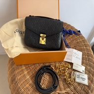 全新LV黑色全皮壓紋Pochette Métis East West 橫版郵差包M46595