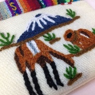 駱馬毛編織圖案刺繡證件/零錢包-羊駝與雪山