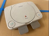 【一套四件】PlayStation®PS1 PS one 初代mini版。主機 Console。原裝手制。Gamestop GS 軚盤。Namco Guncon Controller 遊戲玩具槍手制。罕有收藏。童年回憶。絕版。方向盤。Wheel。