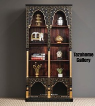 泰式全實木人手錨金雕花高身博古架,書櫃,展櫃,收納架.展架.酒櫃.
泰式元素的雕花設計和門頭造型,濃濃的泰國皇室氣息,華麗而富有古典的美感.
選用美國進口黃楊木實木雕花,框架則選用五十年以上老榆木打造