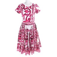 成色極佳的DOLCE & GABBANA Maiolica 100%純棉上衣套裝，配有黑色標籤和品牌標誌五金配件。內含一件短袖上衣和一條喇叭裙。尺寸40 ，RED、粉、白三色。正品，義大利製。