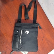 HITAM Descente Sling Bag / Descente Black Sling Bag