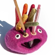 手工羊毛氈筆筒/文房具/筆筒/彩色羊毛氈筆筒-怪獸筆筒桃紅名片架