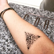 OhMyTat 手臂位置三角形玫瑰花朵刺青圖案紋身貼紙 (2枚)