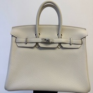 📍新到 Hermes Birkin25 togo皮 奶昔白銀扣 Z刻 專櫃奶昔白超難等！輕微使用痕跡，成色極新，