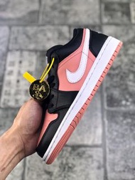 訂購LINE：mei896  100Air Jordan 1 Low GS“TTink Quartz”石英粉這款配色采用粉色皮革與黑色荔枝紋皮革鞋面搭載白色中底以及粉色外底而成。細節部分白色鞋舌 logo 以及白色 Swoosh 的點綴，提升了鞋款的清新感。貨號：554723-016SIZE：36-40