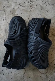 Salehe Bembury x Crocs Pollex Clog “Sasquatch” 運動涼鞋 黑色 男女通用款