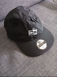 Nya x New Era 9TWENTY cap可愛貓咪聯名款的寶寶棒球帽，設計師高島一誠從Né-net 誕生的黑貓角色兼原創品牌“NYA-”與迎來104週年的人氣時尚品牌“ New Era®︎合作