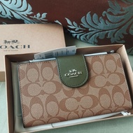 Sk Ocean กระเป๋าสตางค์โคช เอ้าเลท 7.5 นิ้ว หนังแท้สีน้ำตาลลายซี ฝาปิดสีเขียวขี้ม้า